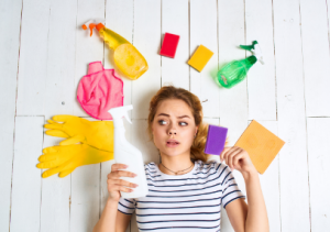 femme sur le dos entouré de produits ménagers