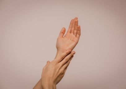 Femme qui touche ses deux mains