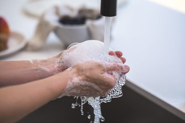 Mains lavées avec de l'eau et du savon