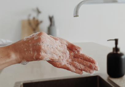 personne-qui-se-lave-les-mains-avec-du-savon-