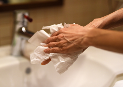 personne-se-sechant-les-mains-avec-une-serviette