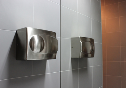 Sèches mains électriques gris accrochés au mur
