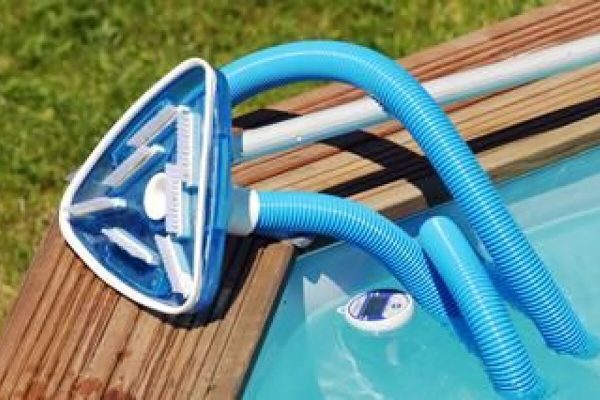 Comment utiliser un balai aspirateur manuel piscine ?