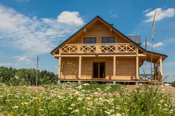 maison en bois dans un champ de fleurs
