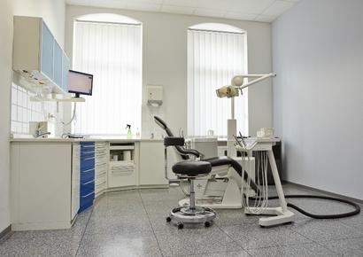 cabinet de dentiste blanc avec le matériel