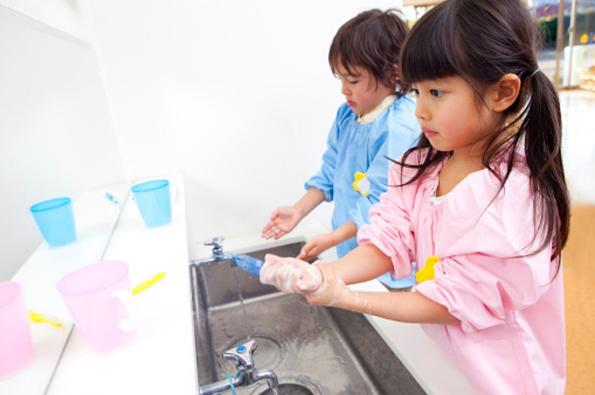enfants qui se lavent les mains