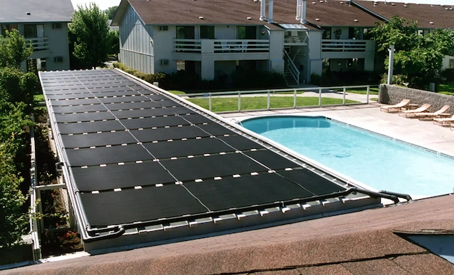 Piscine chauffée par des panneaux solaires