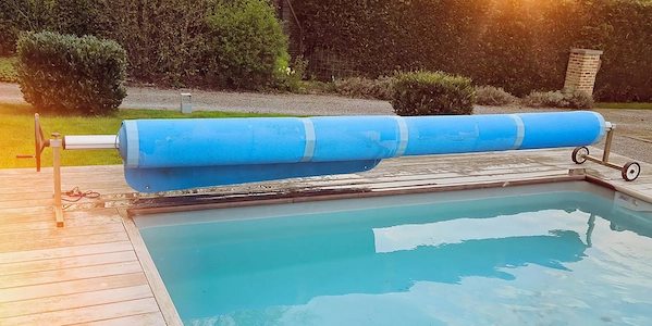 Piscine avec bache hivernage bleue
