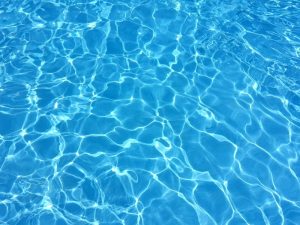 Eau de piscine claire et cristalline