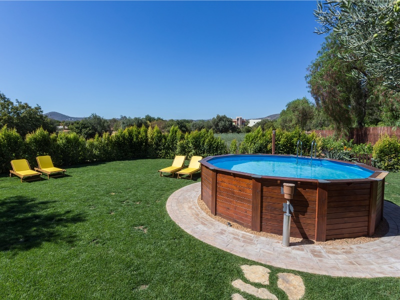 piscine hors sol en bois installée dans un jardin