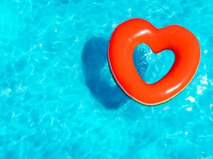 Bouée en forme de coeur dans eau de piscine