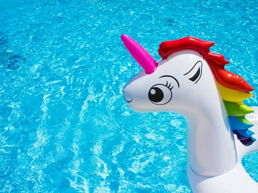 Licorne gonflable dans une piscine