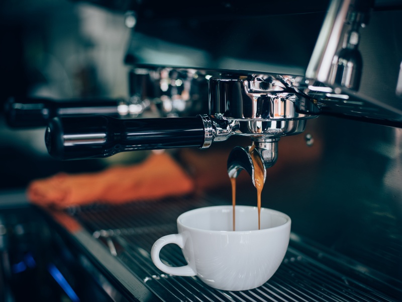 machine à café en grain en train de servir une tasse