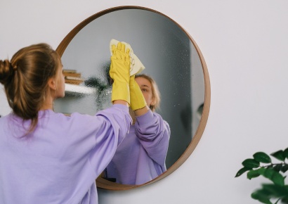 femme qui nettoie un miroir