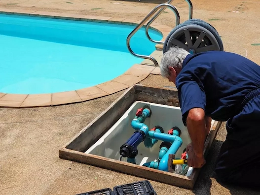 pompe de piscine en train d'être réparée