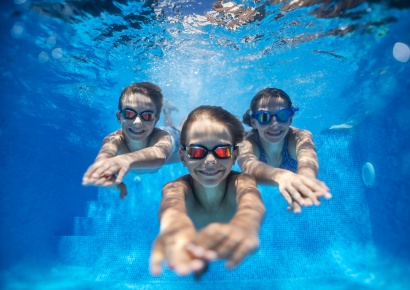 trois enfants nagent dans l'eau