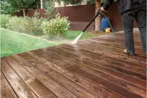 homme qui passe le karcher sur sa terasse