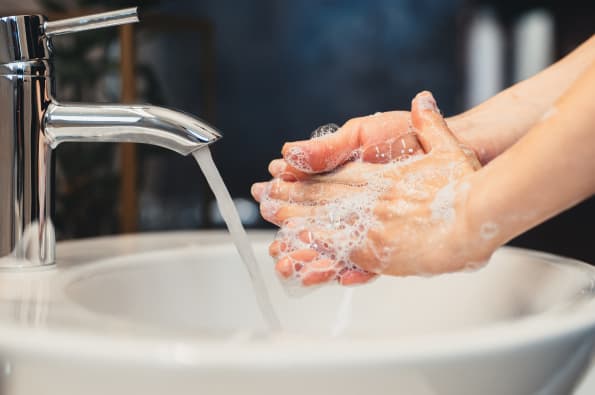 personne qui se lave les mains