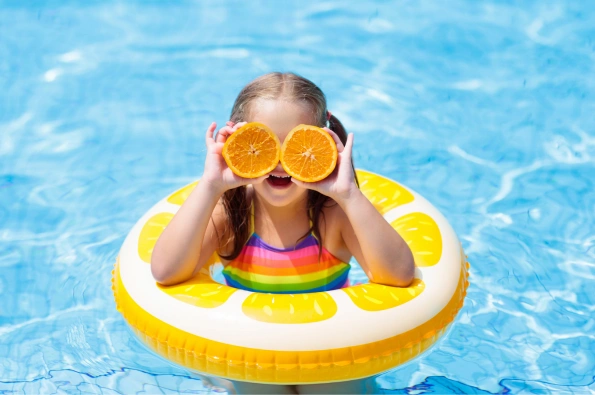 fille dans une piscine