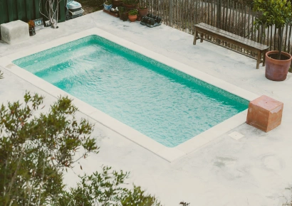 piscine avec de l'eau clair