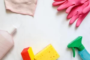 produits pour le ménage sur une table