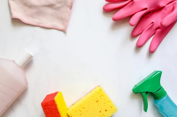 produits pour le ménage sur une table