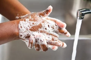 personne qui se lave les mains