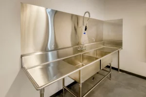 plonge en inox dans une cuisine
