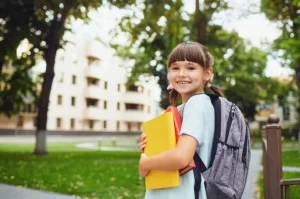 fille qui va à l'école