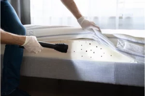 personne qui regarde un matelas