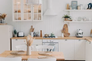 cuisine propre avec une table en bois