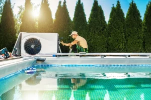 homme qui répare une pompe à chaleur de piscine