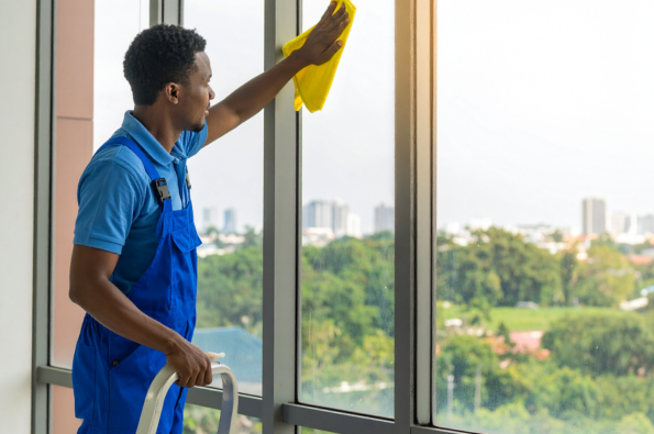 homme qui nettoie les vitres