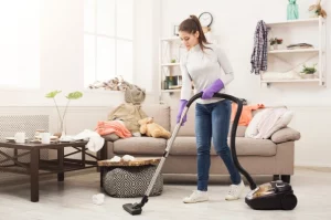 femme qui passe l'aspirateur