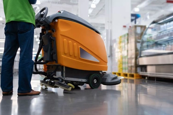 homme qui nettoie le sol avec sa machine
