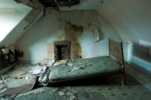 chambre sale et abimée