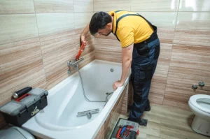 homme qui rénove une salle de bain
