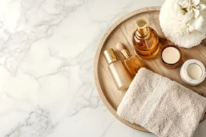 serviette de bain sur une table avec des lotions