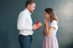 homme qui offre un cadeau à une femme