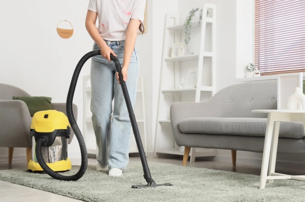 femme qui passe l'aspirateur