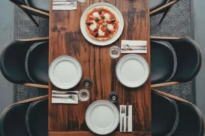 décoration de table avec des assiettes