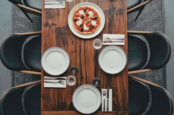 décoration de table avec des assiettes