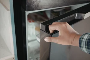 homme qui ouvre une armoire