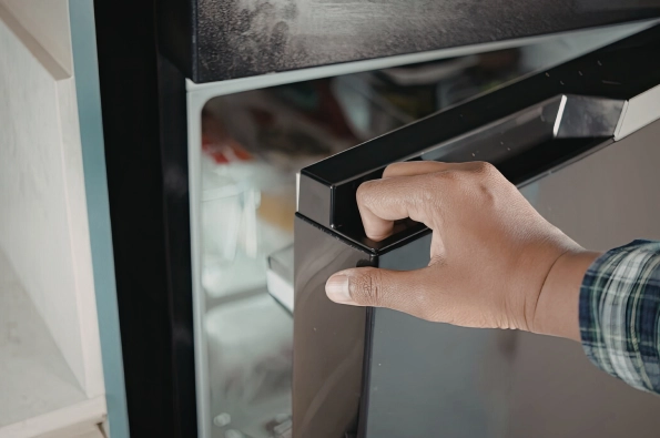 homme qui ouvre une armoire