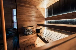 sauna en bois avec un seau à l'intérieur