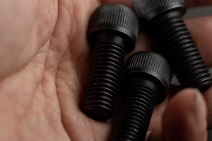 homme qui a des vis dans la main