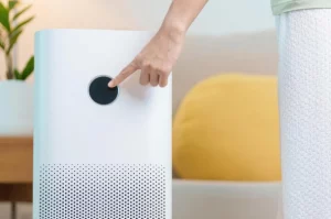 Purificateur d'air professionnel blanc dans une pièce