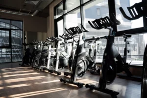 salle de sport avec vélo et tapis de marche