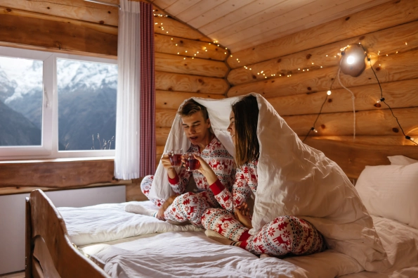 couple sous une couette dans un lit