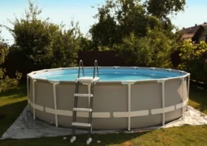 piscine hors sol dans un jardin